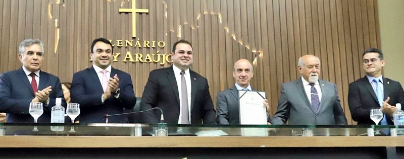 Presidente do TCE-AM é agraciado com a Medalha Ruy Araújo