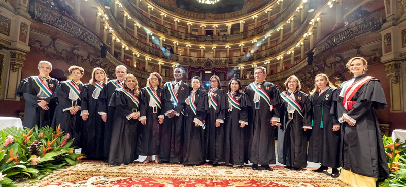 Novos dirigentes do TRT-11 tomam posse em concorrida sessão solene