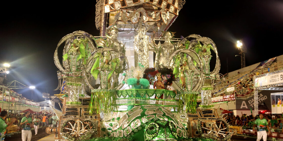Aparecida brilha no Sambódromo e sagra-se bicampeã do Carnaval do Amazonas