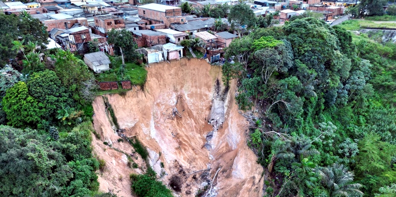 Após o vendaval de domingo, Poder Municipal inicia trabalhos emergenciais de contenção de erosão em áreas de risco