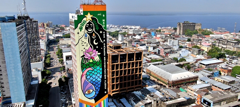 No Centro de Manaus, Palácio do Comércio ganha mural de 80 metros assinado por Deborah Erê