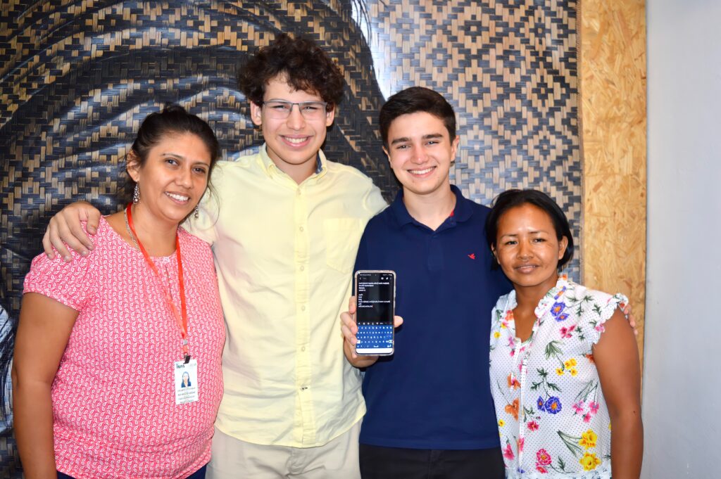 As cientistas do Instituto Nacional de Pesquisas da Amazônia (INPA), Ana Carla Bruno e Ruby Vargas-Isla, com dois jovens estudantes amazonenses: Samuel Minev Benzecry e Juliano Dantas Portela, criadores do “Linklado: teclado digital para línguas indígenas” (Divulgação)