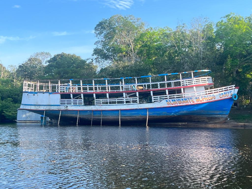Palco e espaços com madeiras de barcos antigos ganham destaque em evento de tecnologia e sustentabilidade