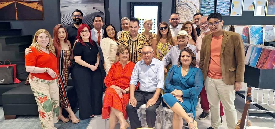 Arquiteta Carla Rocha confraterniza com a press em movimentado almoço