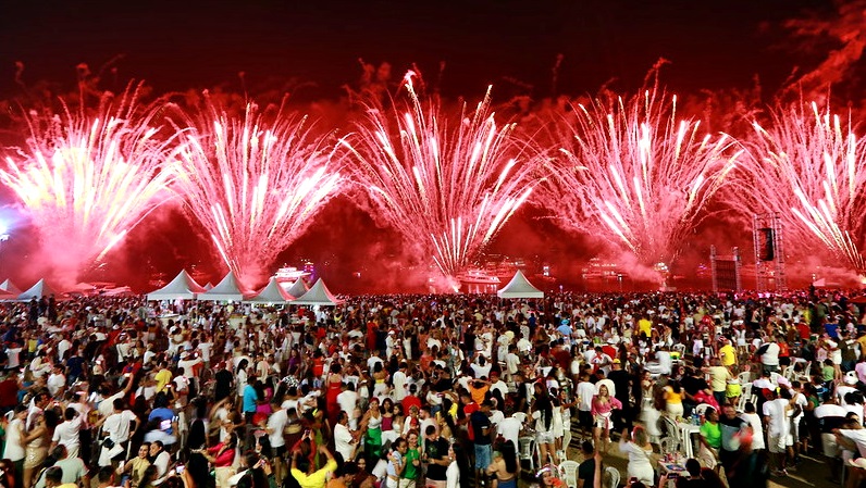 Manauenses saúdam 2024 com grandes atrações e espetáculo de drones na Ponta Negra