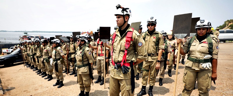 Governador Wilson Lima reforça combate às queimadas com envio de 200 bombeiros para o interior e entrega de viaturas 