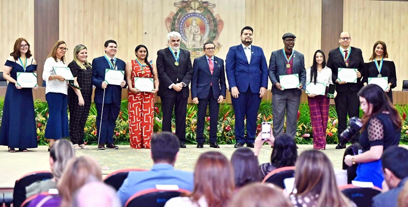 Conselheiros do TCE-AM são homenageados com a Medalha do Mérito Acadêmico no TJAM
