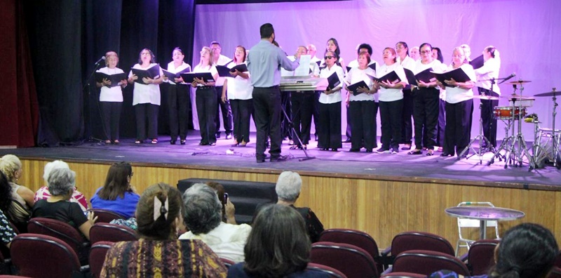 Integrantes da terceira idade ganham homenagem com coral, show e lançamento de livro sobre envelhecimento