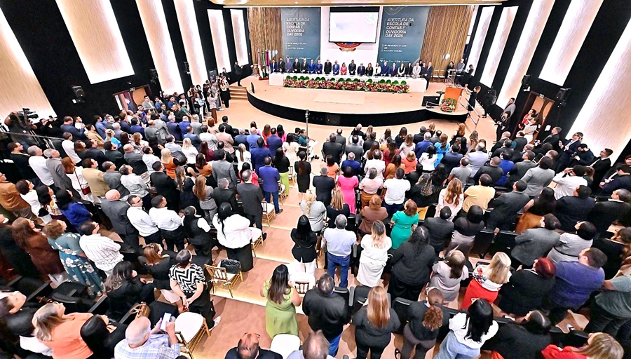 TCE-AM realiza abertura do ano letivo da ECP e celebra Dia do Ouvidor