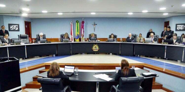 TCE-AM terá 102 processos em pauta na sessão desta terça-feira