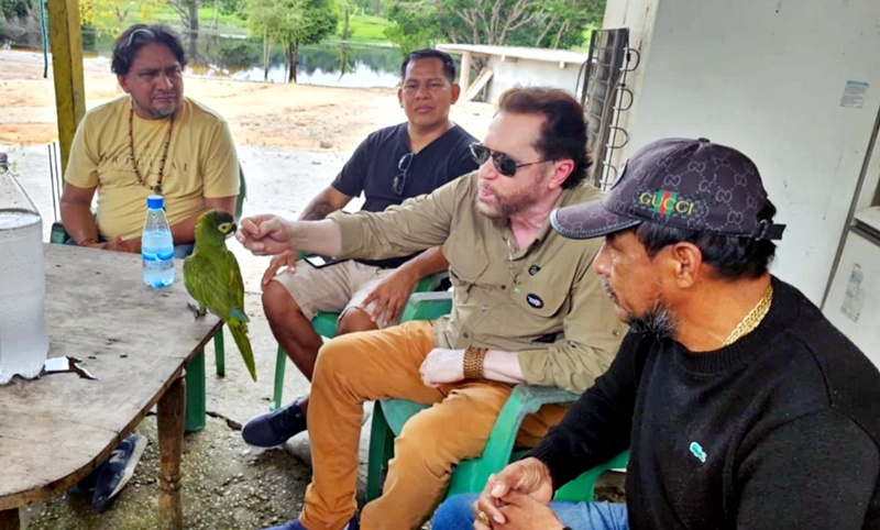 Senador Plínio Valério se reúne com lideranças de cerca de 75 mil indígenas de várias etnias que fugiram de suas reservas para buscar melhores condições de vida