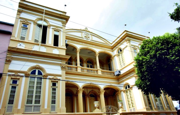 Visita técnica discute recuperação e futuro uso da “Jaqueira”, prédio histórico da Faculdade de Direito da Ufam