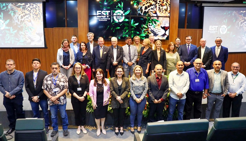 Embaixadores da União Europeia conhecem iniciativas de inovação e sustentabilidade da UEA 